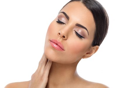 Kirpik ekimi olmayan azalmış ince kirpikler gürleştirilmektedir.