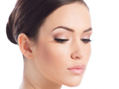 Kirpik rekonstrüksiyonu estetik kaygıların giderilmesi için uygulanmaktadır. 